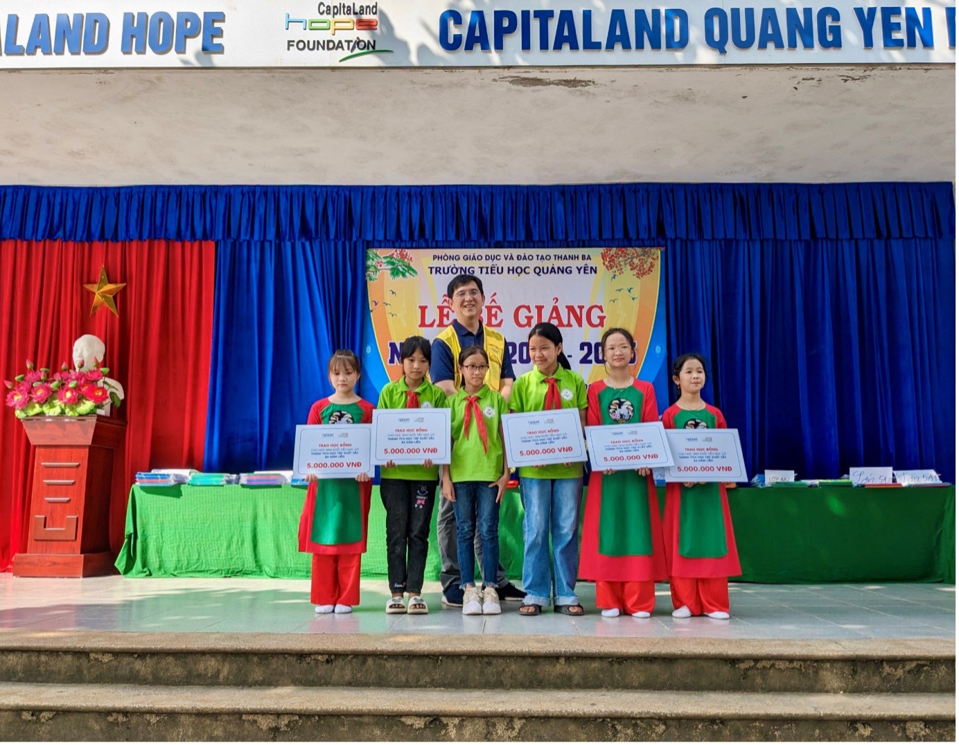 CapitaLand Development hỗ trợ dụng cụ học tập cho  1.400 học sinh của bốn trường tại Việt Nam