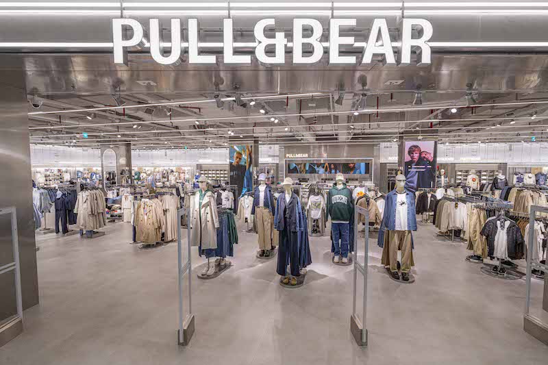 Flagship Store của Pull&Bear tại Lotte Mall Tây Hồ: Vũ trụ thời trang đa sắc giữa lòng thủ đô