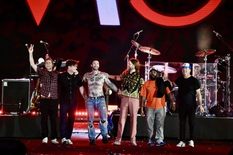 Maroon 5 hát liên tục 15 bài trong siêu nhạc hội 8Wonder Winter Festival tại Phú Quốc