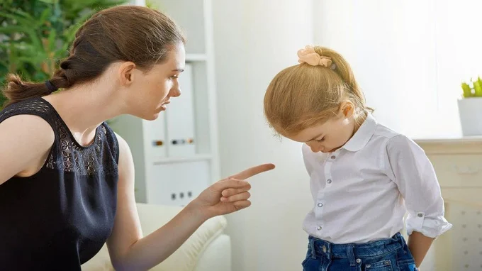 Bắt con xin lỗi ngay khi làm sai, cha mẹ không hay biết đang tạo thói quen nguy hiểm cho trẻ