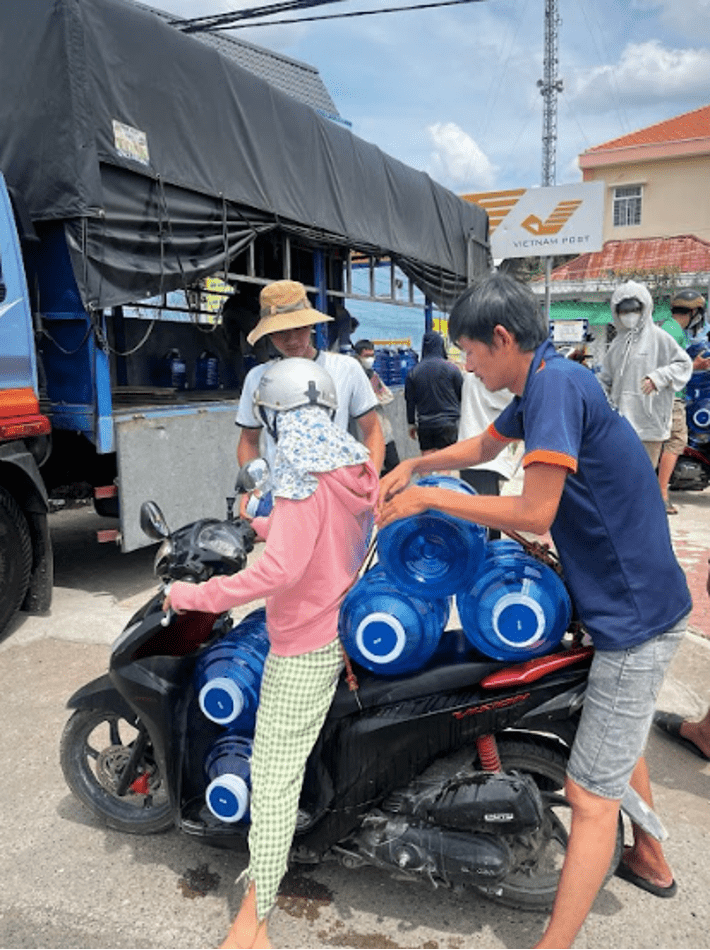 CÔNG TY COCA-COLA VIỆT NAM MANG NƯỚC UỐNG MIỄN PHÍ ĐẾN VỚI BÀ CON VÙNG NƯỚC NHIỄM MẶN TỈNH LONG AN