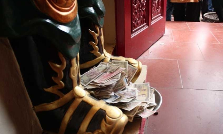 Nhét tiền vào tay tượng, không phải tôn kính mà là vô lễ với thần Phật