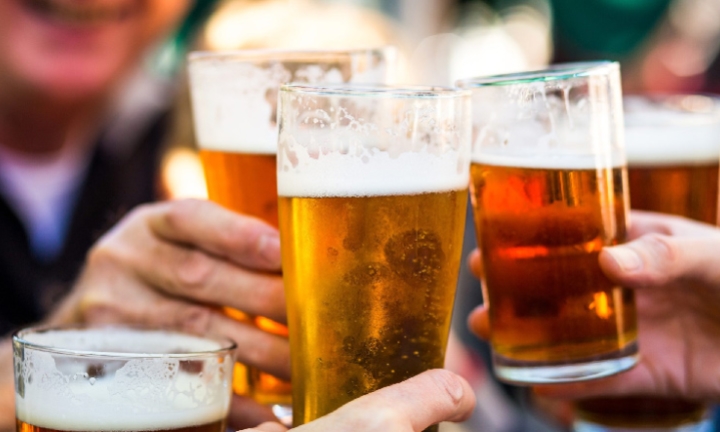 Sau tập luyện có nên uống nên uống bia?