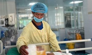 Bố nghèo ôm con bỏng nặng vượt hơn 300 km tìm sự sống