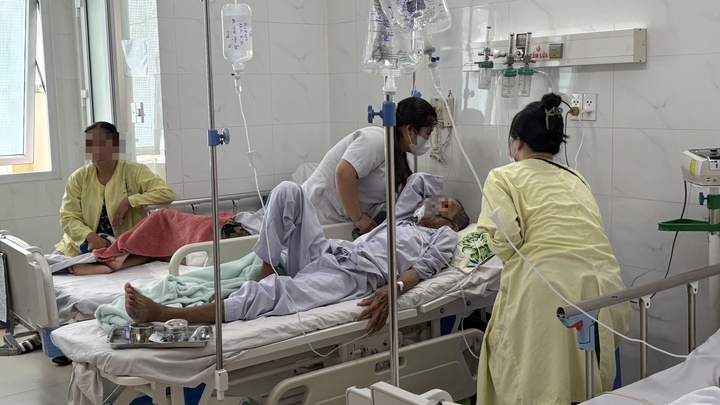 Cảnh báo suy hô hấp ở người lớn tuổi trong mùa mưa lạnh