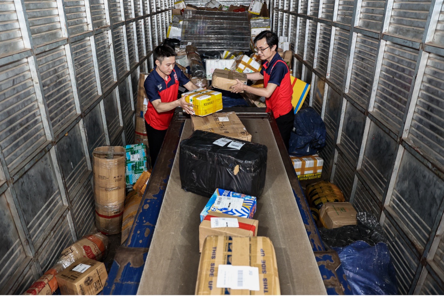 BEST Express “trắng đêm” phân loại hàng trăm nghìn đơn, chờ giao đến khách hàng