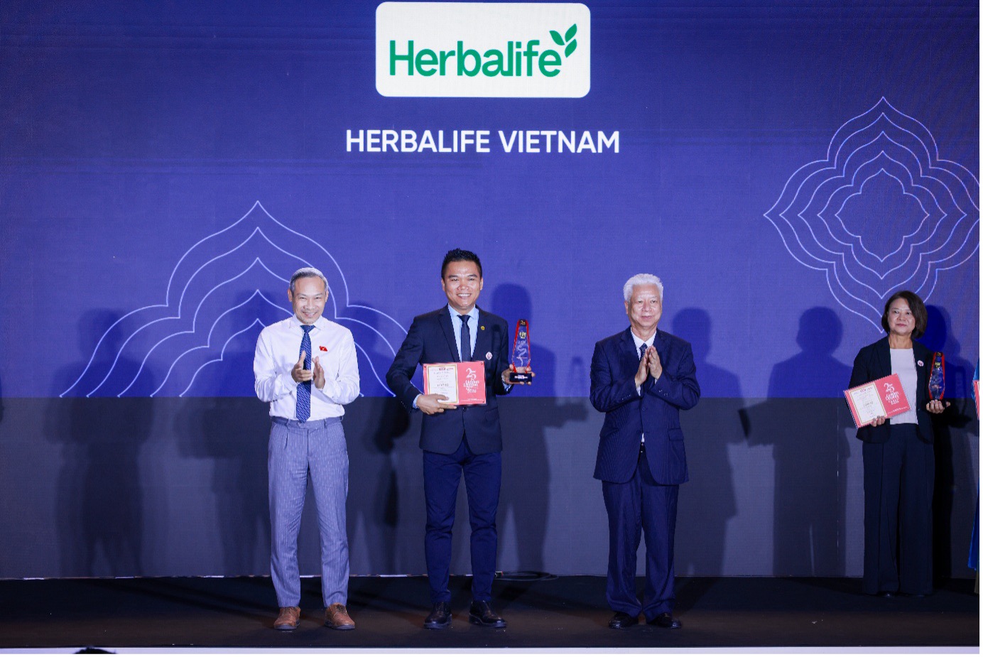 Herbalife được vinh danh Top 30 Thương Hiệu Phát Triển Bền Vững tại Việt Nam tại Giải thưởng Rồng Vàng 2026