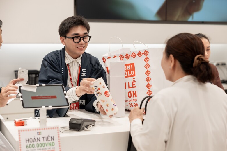 Các cửa hàng Uniqlo tấp nập khách mua sắm dịp Tuần lễ cảm ơn