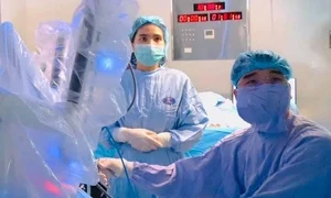 Phòng mổ hóa 'giảng đường' trong ca mổ robot cho cô gái 33 tuổi bị ung thư
