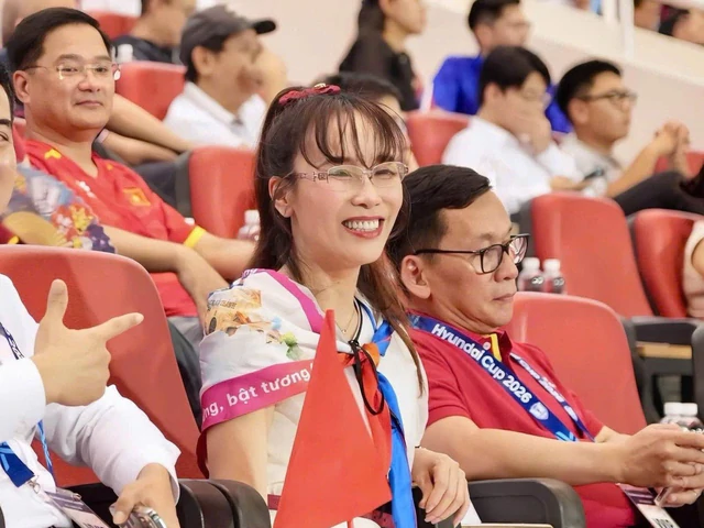 Tỷ phú Nguyễn Thị Phương Thảo tặng quà đặc biệt cho đội tuyển Việt Nam sau chức vô địch Đông Nam Á